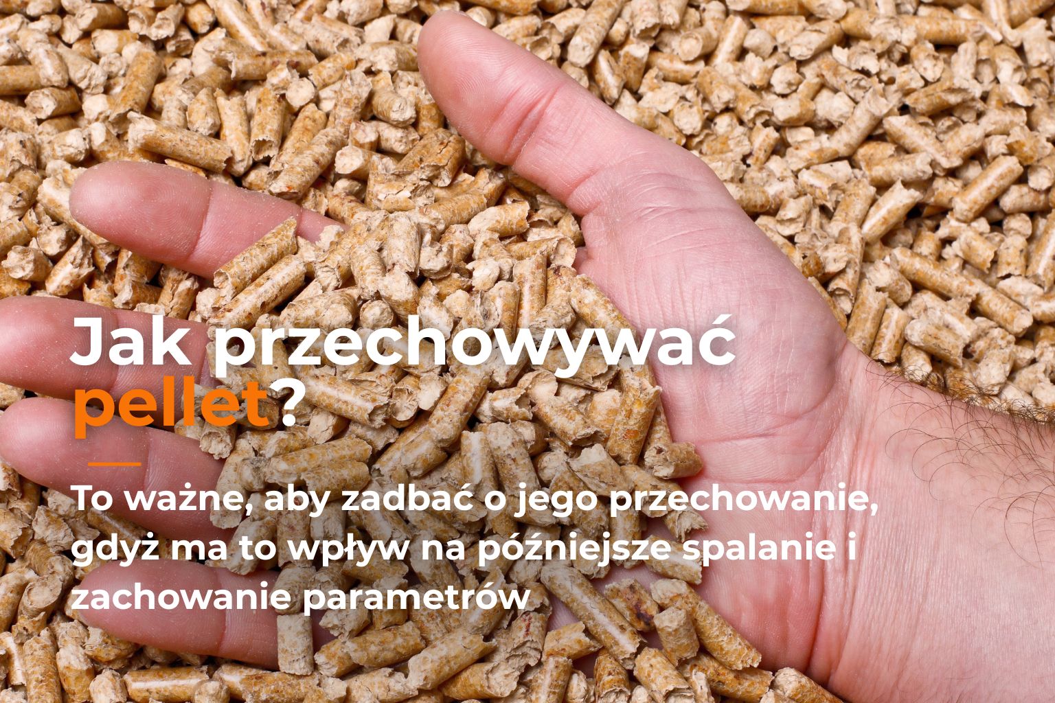 Pellet drzewny w workach przechowywany na palecie w suchym pomieszczeniu